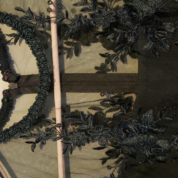 Like new stunning forest green dress.lace detail throughout - Picture 3 of 16